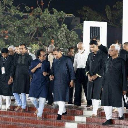 অমর একুশে ফেব্রুয়ারির প্রথম প্রহরে ভাষা শহীদদের প্রতি গভীর শ্রদ্ধা জানিয়েছেন মাননীয় প্রধানমন্ত্রী তারেক রহমান।